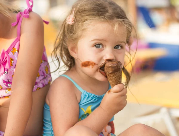 Kleines Mädchen isst Eis — Stockfoto