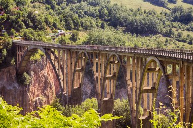 Tara River Canyon üzerinde köprü