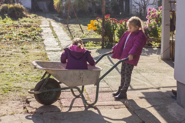 El arabası ile mutlu küçük kızlar