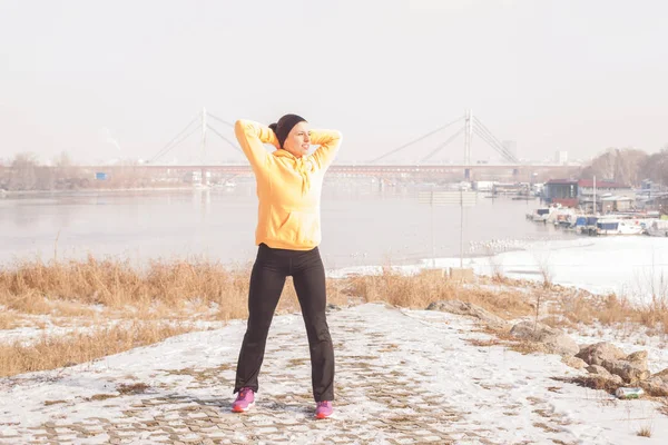 健身女人冬季活动 — 图库照片