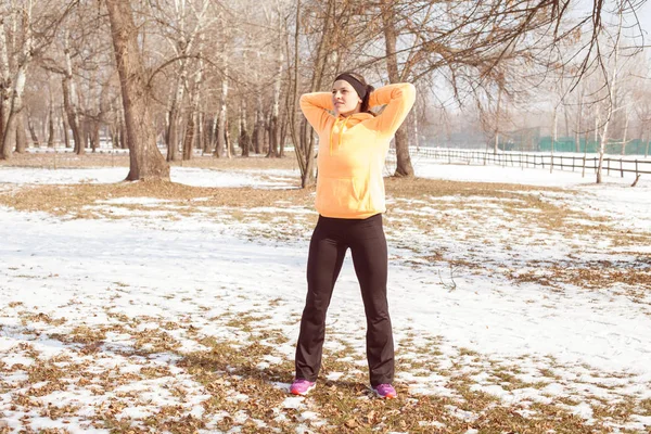 Fitness kvinna vinteraktivitet — Stockfoto