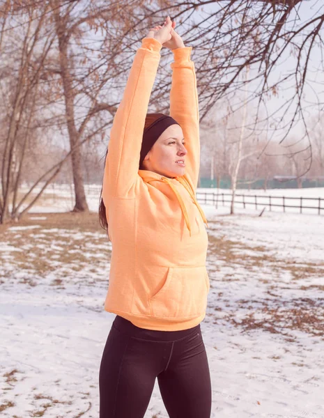 Fitness vrouw Winter activiteit — Stockfoto