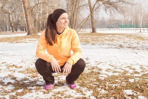 Mujer disfrutando día de invierno — Foto de Stock