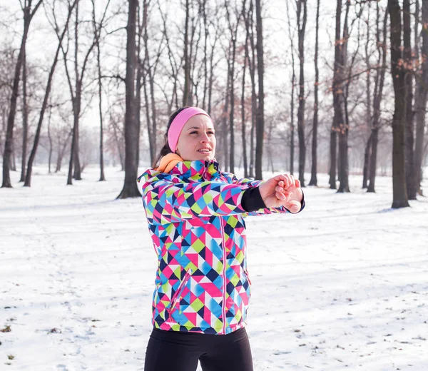 Фітнес жінка зимова активність — стокове фото