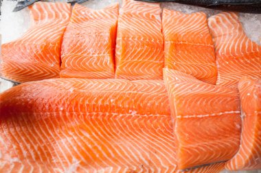 Taze çiğ somon filetosu. 