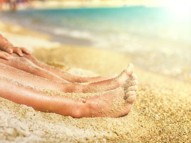 Kumsalda dinlenirken