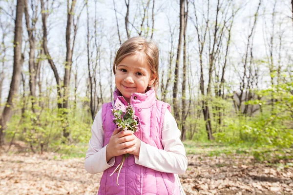 Весняний портрет щасливої маленької дівчинки — стокове фото
