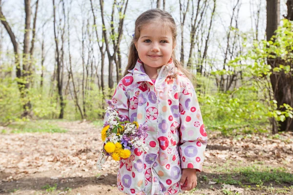 Primavera Ritratto di bambina felice — Foto Stock