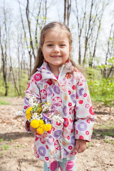 Primavera Ritratto di bambina felice — Foto Stock