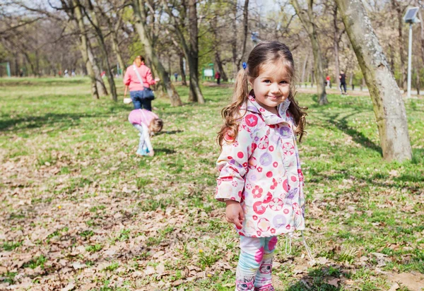 Весенний портрет счастливой маленькой девочки — стоковое фото
