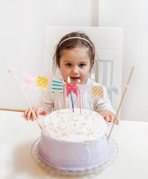 Firar födelsedagen lilla flicka — Stockfoto