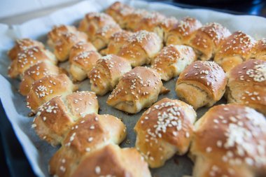 Taze pişmiş kruvasan.