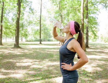 Uygun sportif kadın serinletici su tarafından
