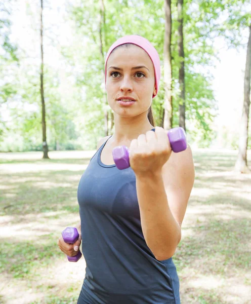 Fitness mulher formação com halteres — Fotografia de Stock