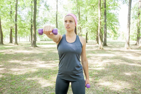 Fitness donna allenamento con manubri — Foto Stock