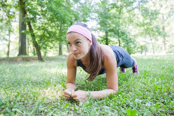 Sportivo in forma sana giovane donna all'aperto — Foto Stock