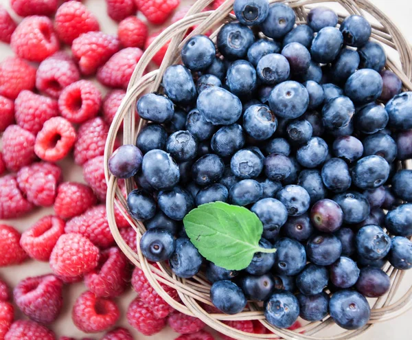 Framboesa fresca mirtilo fruta antioxidante alimento — Fotografia de Stock