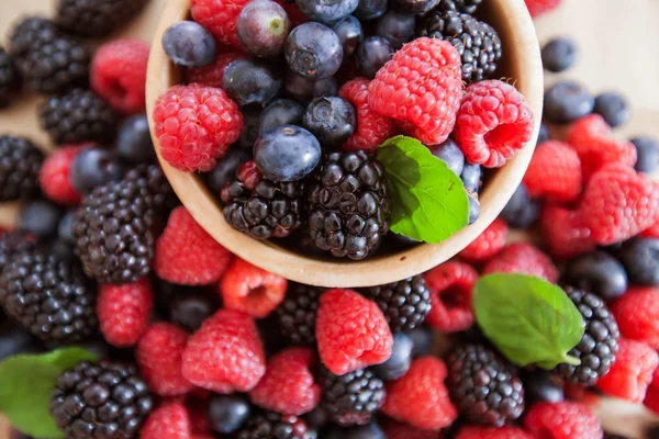 Čerstvé antioxidační potravin Malinová borůvkový blackberry — Stock fotografie