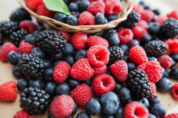 Alimentos antioxidantes frescos mora de frambuesa arándano —  Fotos de Stock