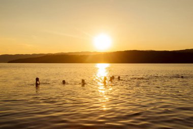 Yaz eğlenceli gün batımında