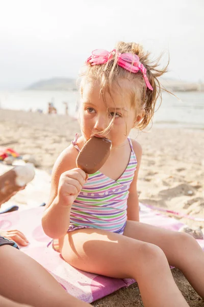 아이스크림을 먹는 어린이 — 스톡 사진