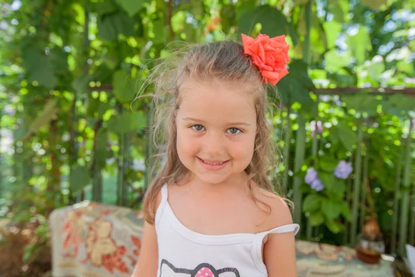 Pequena menina feliz retrato de verão — Fotografia de Stock