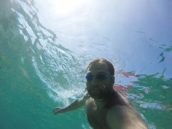 Selfie-Mann unter Wasser — Stockfoto