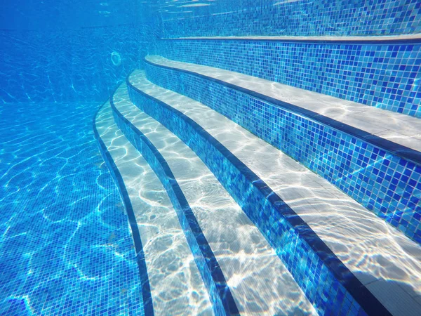 Escaleras de piscina submarina — Foto de Stock