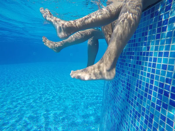 Sommer entspannen im Pool — Stockfoto