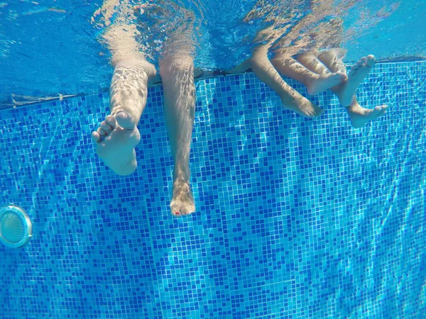 Verano relajarse en la piscina — Foto de Stock