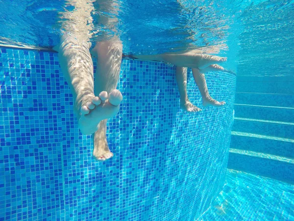 Verão relaxar na piscina — Fotografia de Stock