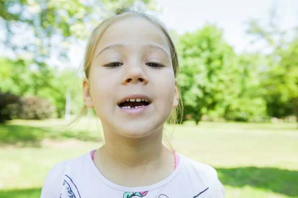 Scuola materna senza dente da latte — Foto Stock