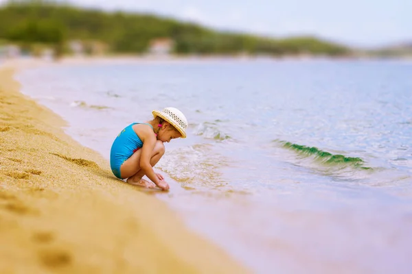 Klein meisje spelen op het strand — Stockfoto