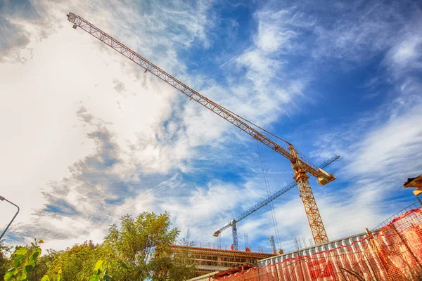 Byggkran på byggarbetsplatsen — Stockfoto