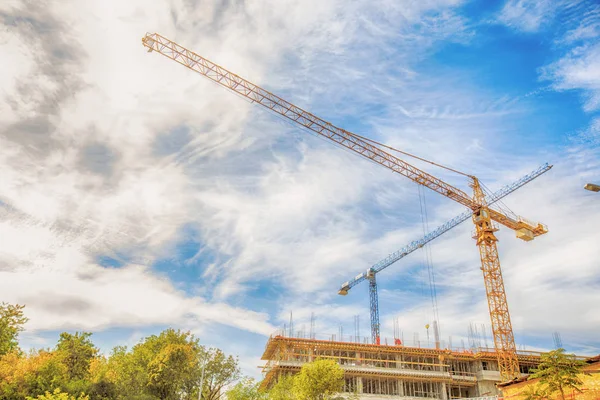 Construction crane on construction site — Stock Photo, Image