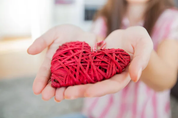 Hart vorm in de hand — Stockfoto