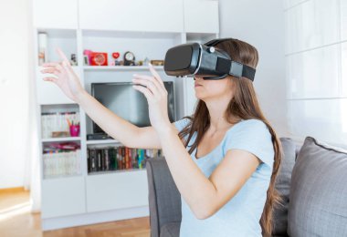 sanal gerçeklik aygıt kadın ev