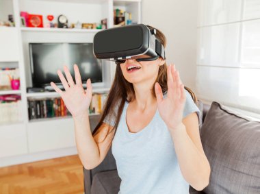 sanal gerçeklik aygıt kadın ev