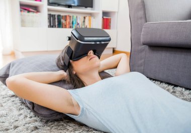 sanal gerçeklik aygıt kadın ev