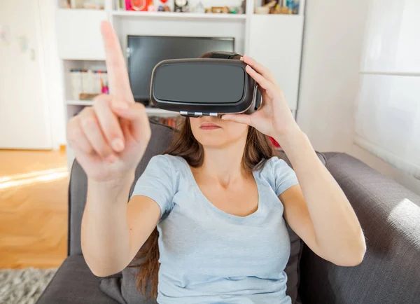 Устройство виртуальной реальности женщина дома — стоковое фото