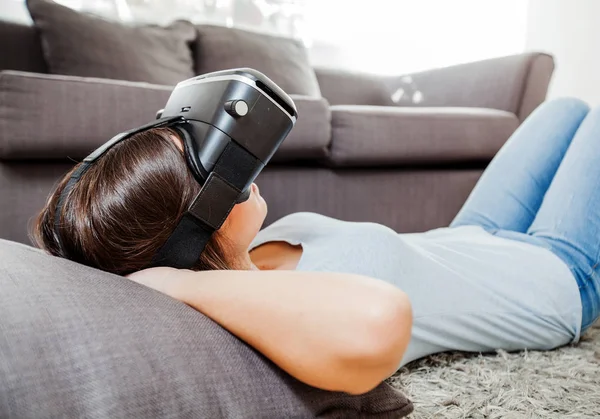 Realidade virtual dispositivo mulher casa — Fotografia de Stock