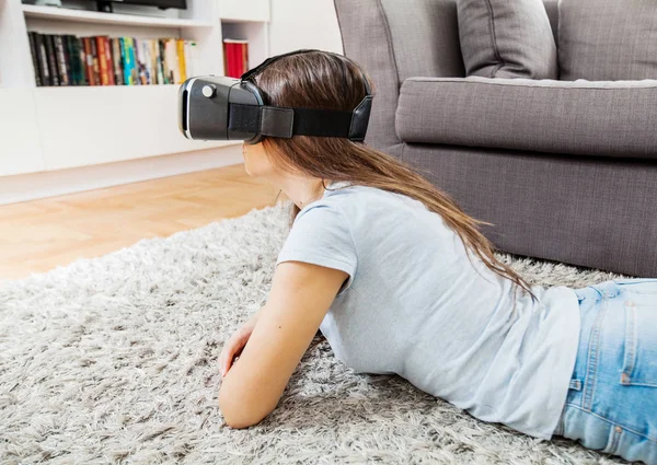 Virtuell verklighet enhet kvinna hem — Stockfoto