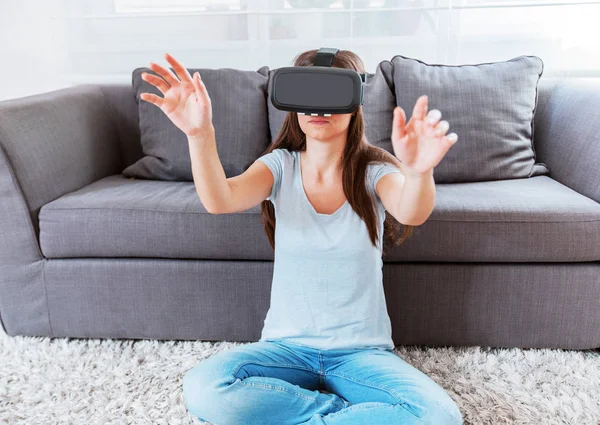 Устройство виртуальной реальности женщина дома — стоковое фото