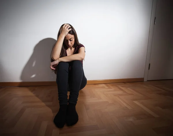 Mujer joven deprimida —  Fotos de Stock