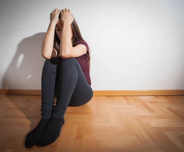 Mujer joven deprimida — Foto de Stock