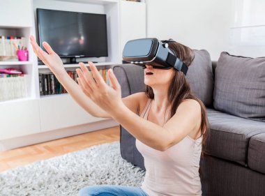 sanal gerçeklik gözlük kadın ev