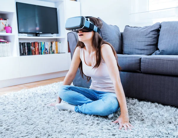 Occhiali realtà virtuale donna casa — Foto Stock