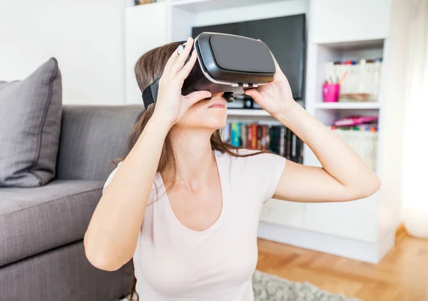 Occhiali realtà virtuale donna casa — Foto Stock