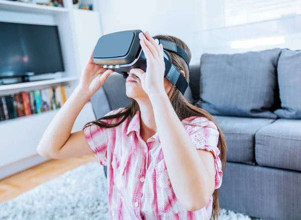 Очки виртуальной реальности женщина дома — стоковое фото