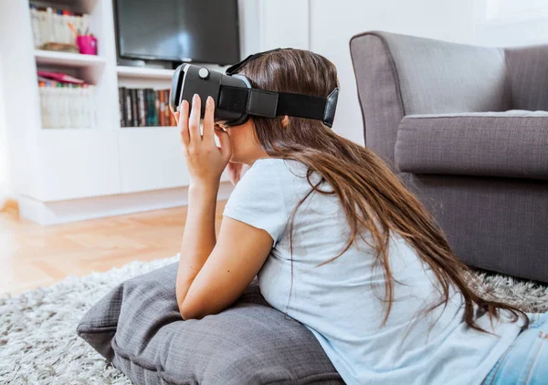 Occhiali realtà virtuale donna casa — Foto Stock